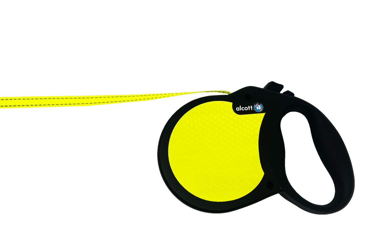 Reflective retractable leashes